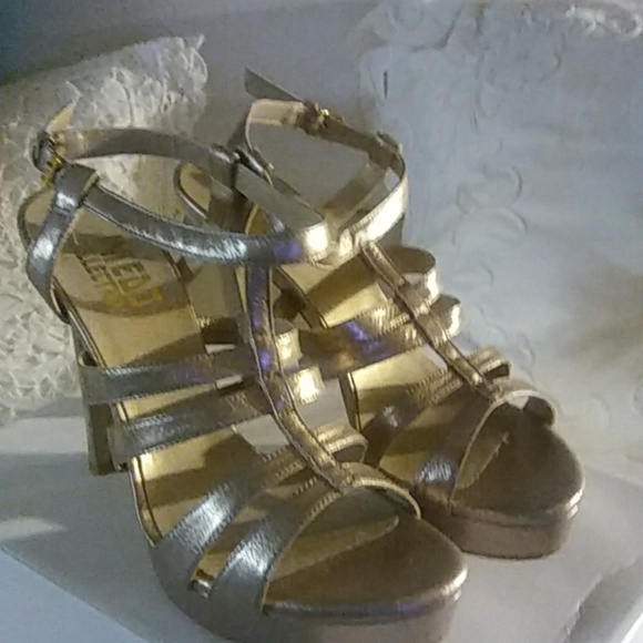 Shoes - Picture 2 of 4